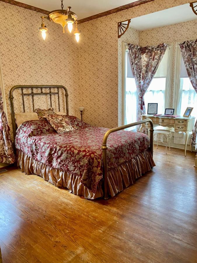 Pansy'S Parlor Bed & Breakfast Голден Экстерьер фото